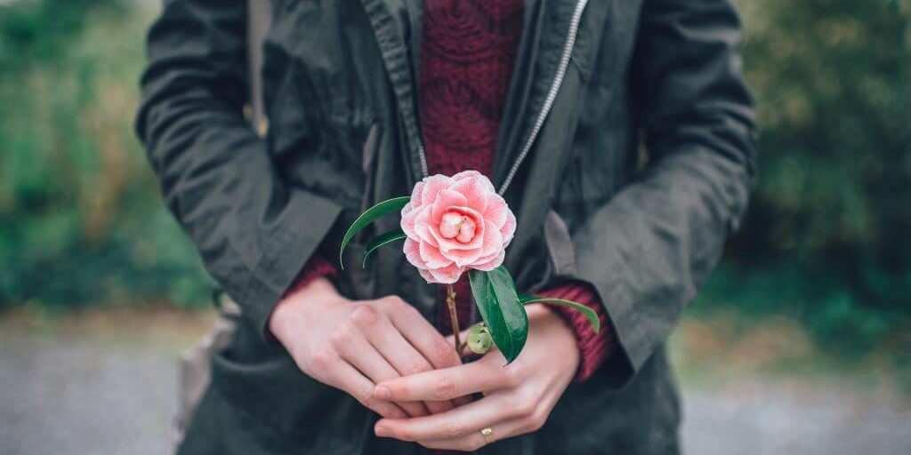 Woman holding flower: What is mindfulness for women?